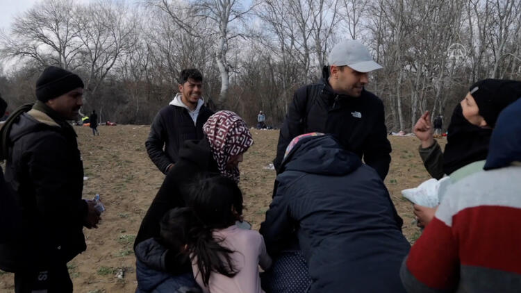 Ulaş Tuna Astepe mültecilere yardım dağıtıyor.
