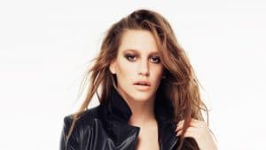 Serenay Sarıkaya  Çekimlerden Paylaştığı Pozla Yaktı Geçti: “Aslan gibiyim!”