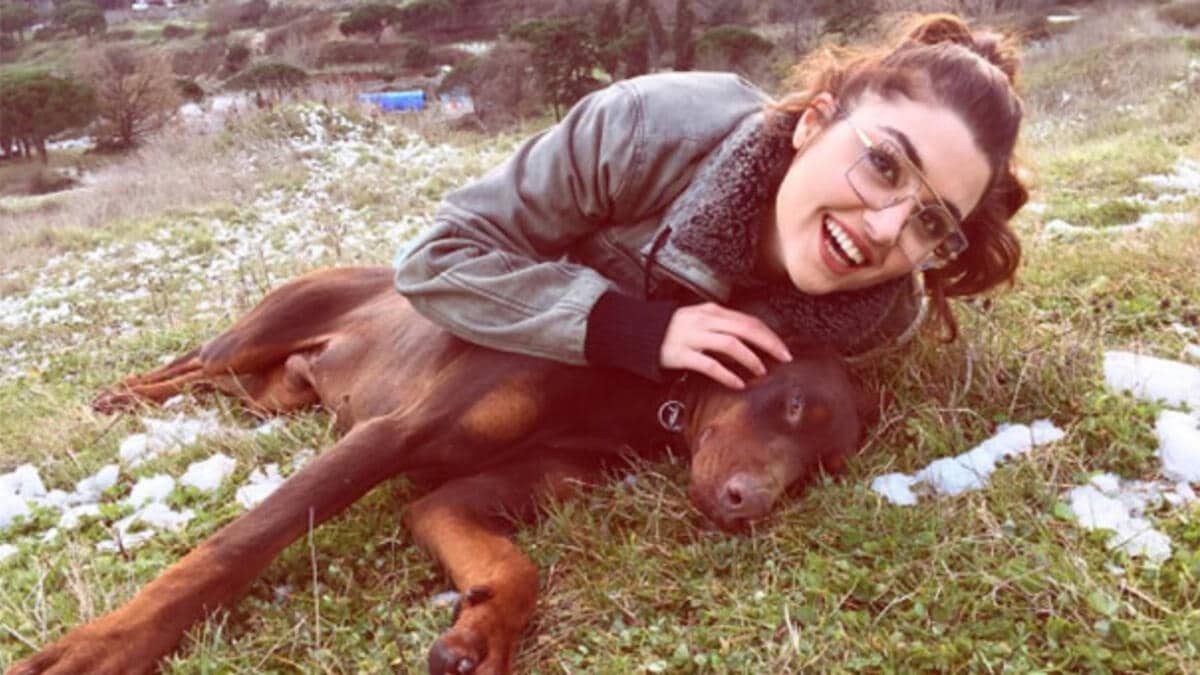 Hande Erçel “Günümün 25 Saati” Dediği Köpeklerini Mutlu Etmek İçin Yaratıcı Bir Çözüm Buldu!