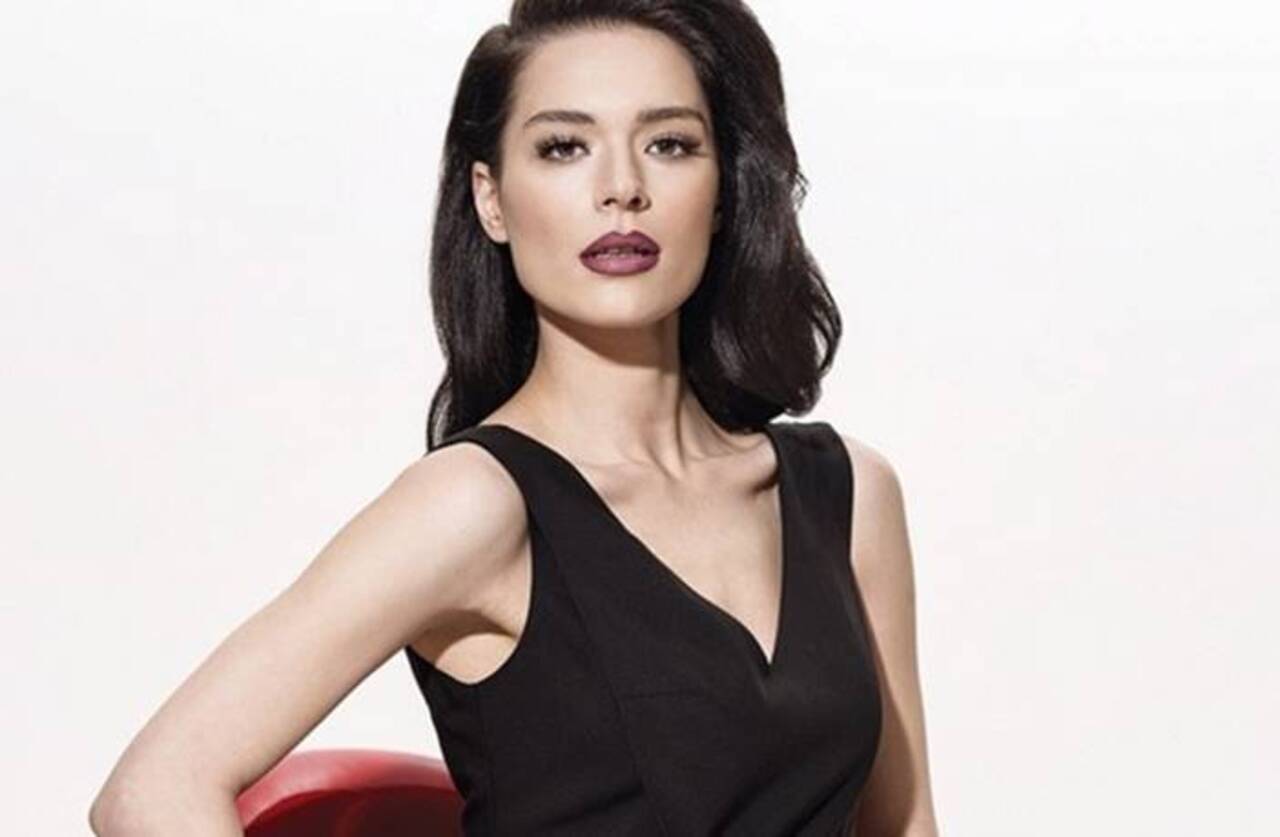 Шафак пекдемир. Сафак Пекдемир. Пакдемир Шафак Пекдемир. Шафак Пекдемир турецкая актриса. Зехра Аргун