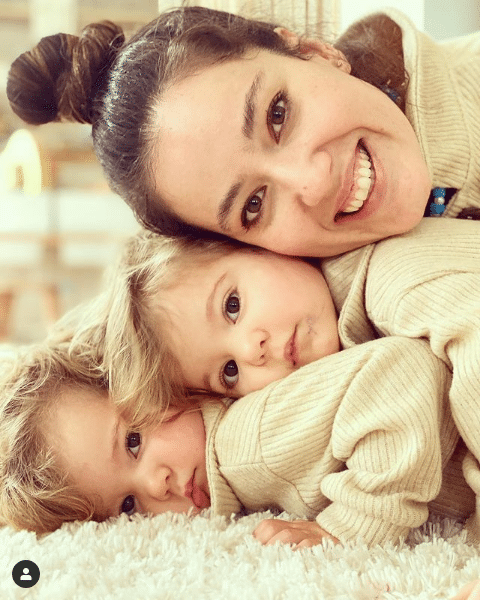 Pelin Akil ve kızları