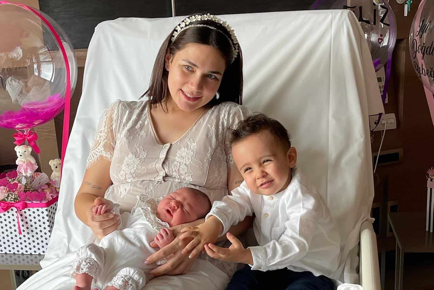 Buse Varol Hiç Görmediğiniz Hallerini Paylaştı! Tahta Kuruldu ve