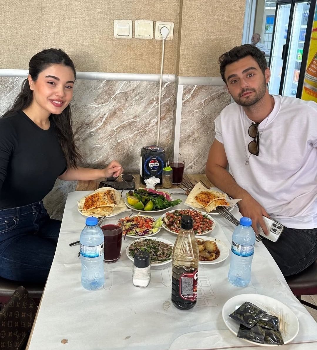 Yiğit Koçak ve Lizge Cömert Kebapçıda Romantik Buluşma Yaptı: Aşkları Hâlâ Capcanlı!