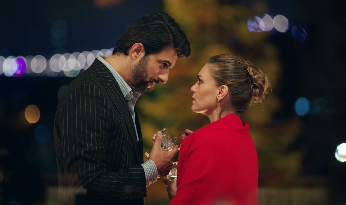 Enfes Bir Akşam (Old Money) Dünya Basınını Salladı: Eleştirmenler Aşk, Güç ve Lüks Temasını Övüyor